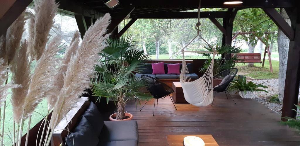 Apartments Woodnotes covered terrace surrounded by greenery